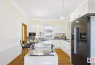 Stilvolle Villa mit gepflegtem Garten und großzügiger Garage