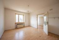 ++NEU++ Ruhige 2-Zimmer Altbau-Wohnung mit getrennter Küche, viel Umbau-Potenzial!