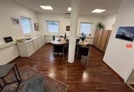 Edler Schauraum für PKW oder Motorradhandel inklusive Werkstatt und großer Lagerhalle