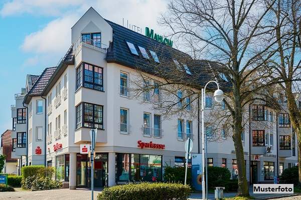 Historisches Zinshaus mit Lagergebäude