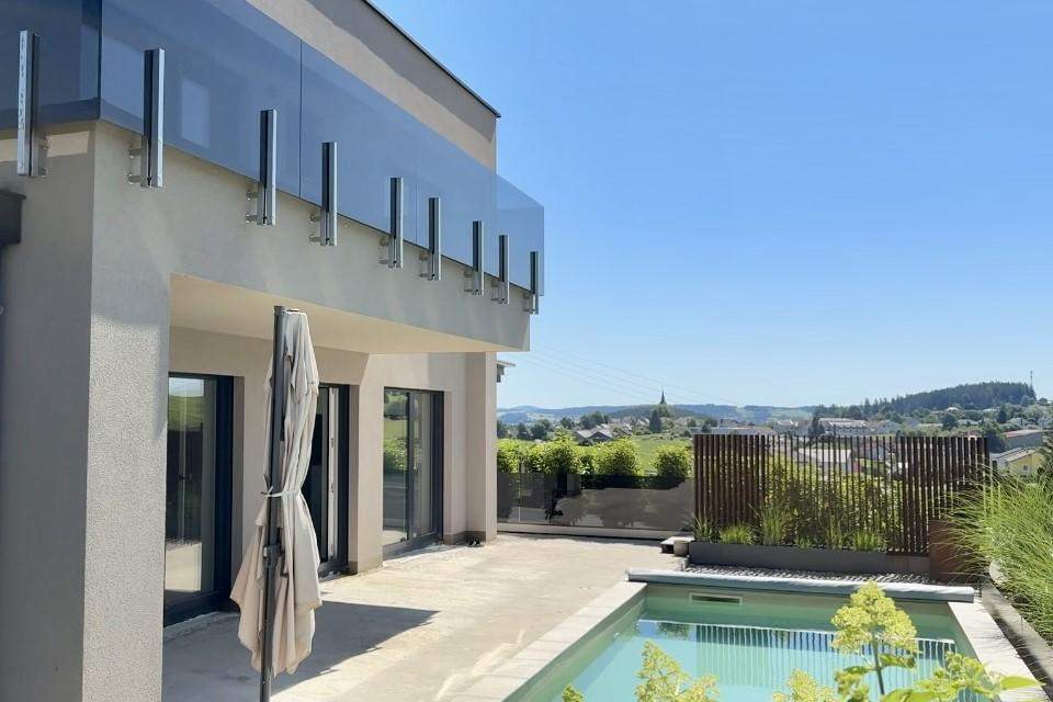 Zuhause ankommen: Traumhaus mit Salzwasserpool und moderner Gartengestaltung.