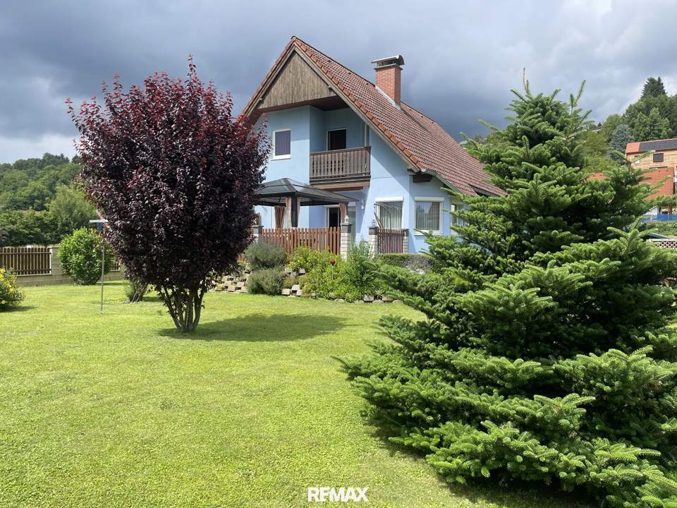 Sonniges Einfamilienhaus mit gepflegtem Garten, Terrasse, Balkon und Doppelgarage