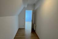 UNBEFRISTET - helle 2,5-Zimmer Dachgeschosswohnung mit Wohnküche, Schrankraum, 26 m2 Dachterrasse und Kellerabteil nahe Schönbrunn