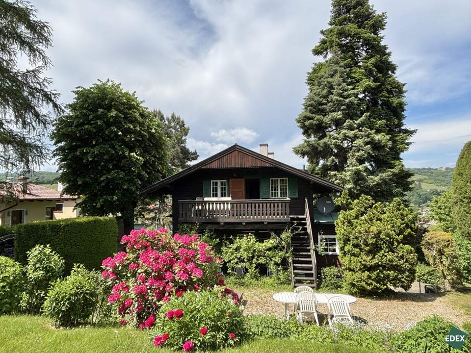 Tirolerhaus auf großem Grundstück und herrlichem Weitblick über die Weinberge