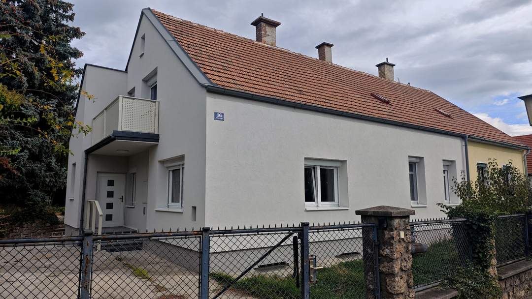 Sanierte Doppelhaushälfte in Ternitz, 4 Zimmer, Garten, Balkon & Grünblick!