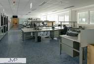 Helle Büro- oder Werkstattflächen mit Rampe