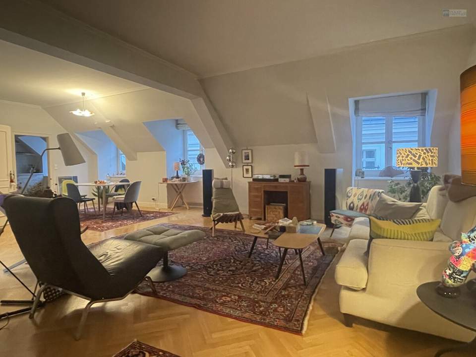 GROßZÜGIGE 3 -ZIMMER-MANSARDENWOHNUNG IM STADTPALAIS
