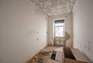 ** Sanierungsbedürftige 2-Zimmer-Altbau Wohnung mit Balkon in hofseitiger Lage - guter Lage **