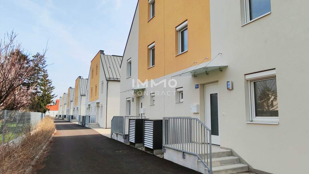 Hell, modern, Erstbezug: Mietkauf Doppelhaushälfte in familiärer Anlage