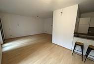 KARLSPLATZ IS CALLING: ruhige 2-Zimmer-Wohnung mit Gemeinschaftsdachterrasse!