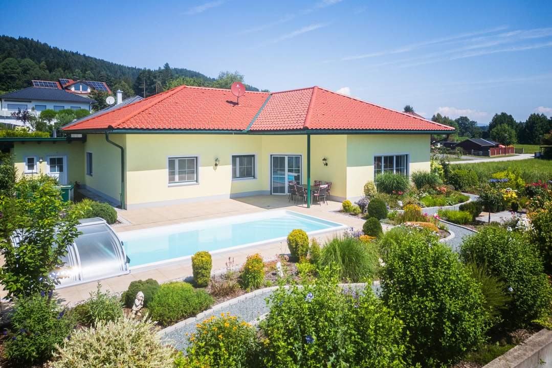 Ihr neues Zuhaue: Stilvoller Bungalow mit Pool und Traumgarten