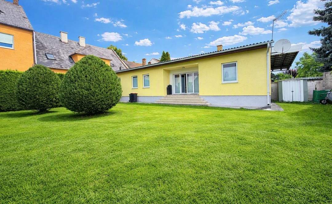 PRAXIS / Bürohaus im Zentrum von Neufeld, nahe Rathaus! Generalsanierter, ausbaufähiger Bungalow mit Garten!