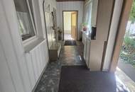 Wohnen mit Privatsphäre: Bauernhaus mit uneinsehbarem Innenhof, großem Maschinenschuppen und vielseitigen Nebengebäuden