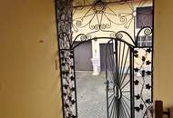 LIEBEVOLLER, SEHR GEPFLEGTER BUNGALOW SAMT NEBENGEBÄUDE MIT PARKÄHNLICHEM GARTEN IN TRAUMHAFTER WOHNLAGE MIT HERRLICHEM GRÜNBLICK DIREKT AN FELDER DER REGION ANGRENZEND