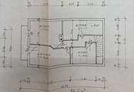 Älteres Wohnhaus mit angebauter Doppelgarage im Freiland