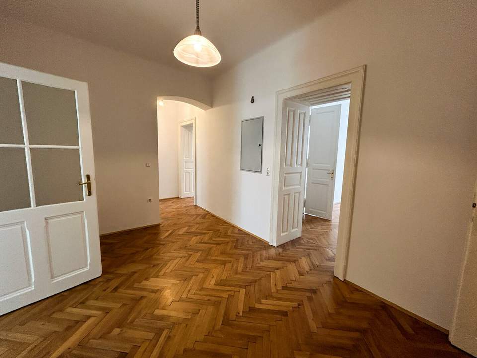 UNBEFRISTETES MIETVERHÄLTNIS 3 ½ Zimmer-Altbauwohnung im Herzen der Stadt!