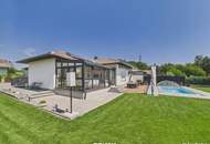 Moderner Bungalow mit Pool, Garage und Traumgarten – Wohnen auf einer Ebene