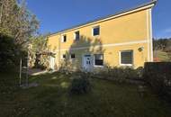 Sanierungsbedürftiges Mehrfamilienhaus mit großem Grundstück und hoher Bebauungsdichte