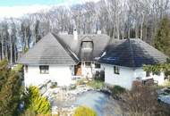 LANDHAUS MIT GROSSEM, SONNIGEN GRUND AM WALDRAND