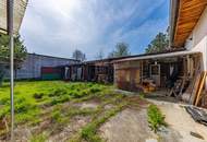Renovierungsbedürftige Liegenschaft mit zwei Wohneinheiten, Nebengebäuden & Garage!