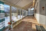 "Ankommen am Promenadenweg: Bungalow im Grünen – nahe Wien mit Potential"