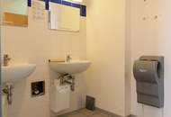 Helle Büro- oder Werkstattflächen mit Rampe