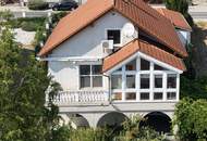 Außergewöhnliches Einfamilienhaus mit zwei Wohneinheiten, großem Garten und Gästehaus in Leobendorf
