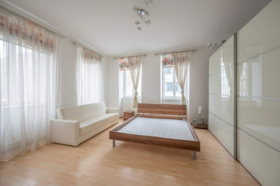 ++NEU++ Ruhige 2-Zimmer Altbauwohnung mit viel Potenzial.