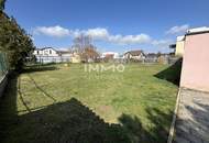 Miethaus mit 9 Wohnungen, Gemeinschaftsgarten und Carports