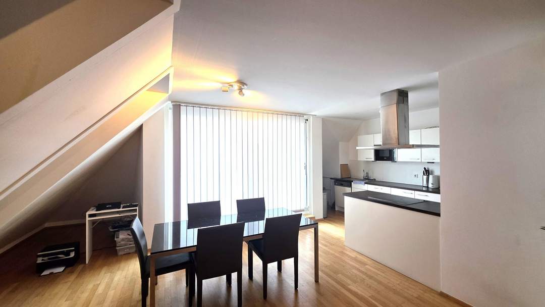 VOLLMÖBLIERTE DG-Wohnung mit westseitiger Terrasse ++ Eine Ebene ++ AB AUGUST!!