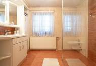 Schöne, ruhige Liegenschaft in guter Nachbarschaft - 145m² Wfl., 4,5 Zi., Doppelgarage, Carport, Keller und Pool!