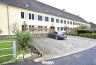 Voll möblierte Wohnung mit 3 Schlafzimmern, Küche und Parkplatz in zentraler Lage! WG tauglich!