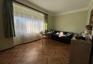 Haus in Grünruhelage mit offener Terrasse, Balkon und Garage