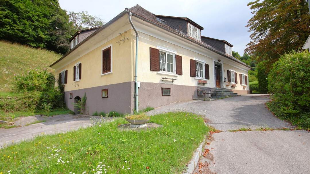 Großzügiges, sanierungsbedürftiges Altbauhaus mit Charakter und Potenzial