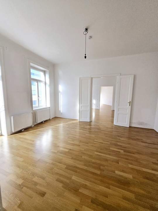 Unbefristet! Traumhafte Altbauwohnung am Spittelauer Platz: 4 Zimmer, 2 Badezimmer und Balkon