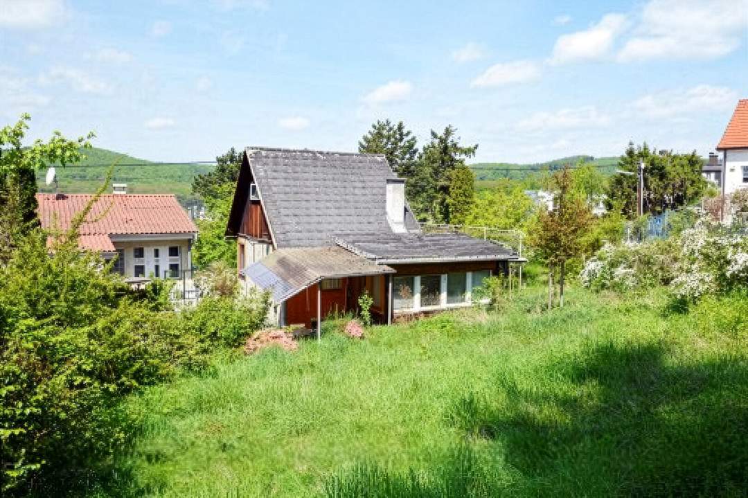 Am Satzberg: Eckgrundstück in Westlage mit Abbruch-Sommerhaus