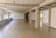 Urbanes Arbeiten im Industrial-Chic: Exklusives Büro mit Open-Space-Flair und Innenhof-Balkon