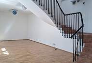 Loftartiges Büro mit großen Fenstern und einer Terrasse - ideal als Atelier oder Studio