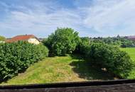 LIEBEVOLLER BUNGALOW MIT PARKÄHNLICHEM GARTEN IN TRAUMHAFTER RUHELAGE MIT HERRLICHEM GRÜNBLICK