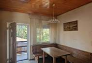 LIEBEVOLLES, RENOVIERUNGSBEDÜRFTIGES LANDHAUS MIT NEBENGEBÄUDEN UND KLEINEM INNENHOF