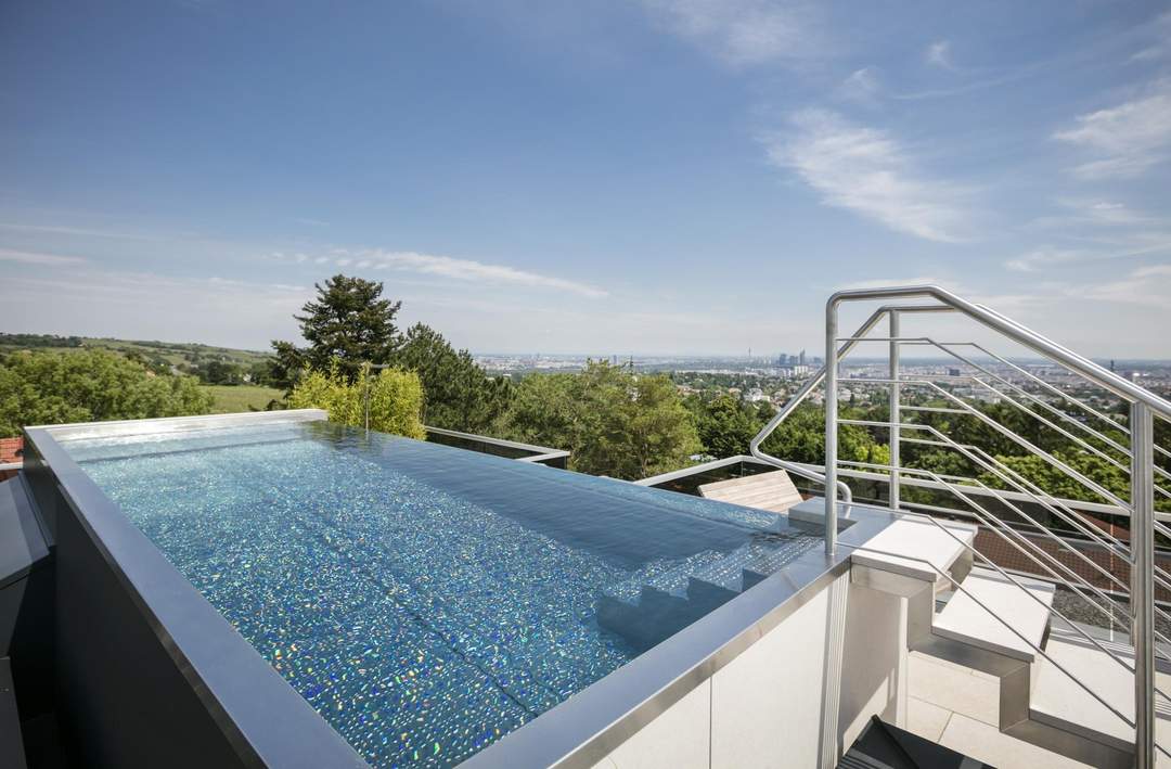 LUXUS PENTHOUSE IN GRINZING MIT UNVERGLEICHLICHEM BLICK AUF WIEN, GROSSZÜGIGEN TERRASSEN UND SWIMMINGPOOL.