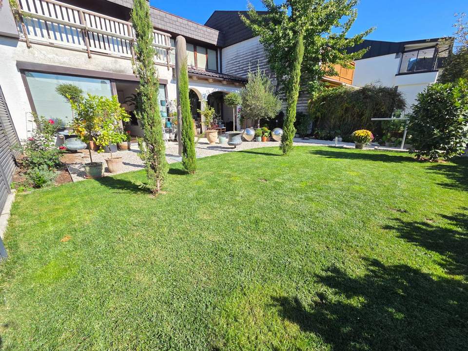Ruhig und sonnig wohnen: Reihenmittelhaus mit Carport in zentraler Lage!