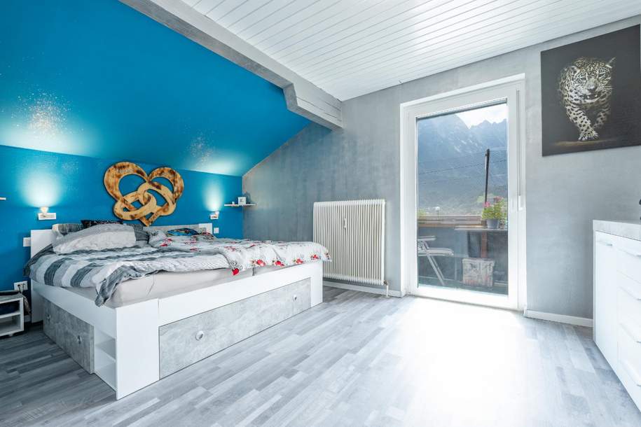 schlafzimmer-mit-zugang-zum-balkon