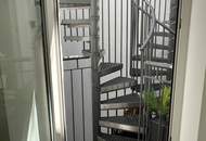 UNBEFRISTET - helle 2,5-Zimmer Dachgeschosswohnung mit Wohnküche, Schrankraum, 26 m2 Dachterrasse und Kellerabteil nahe Schönbrunn