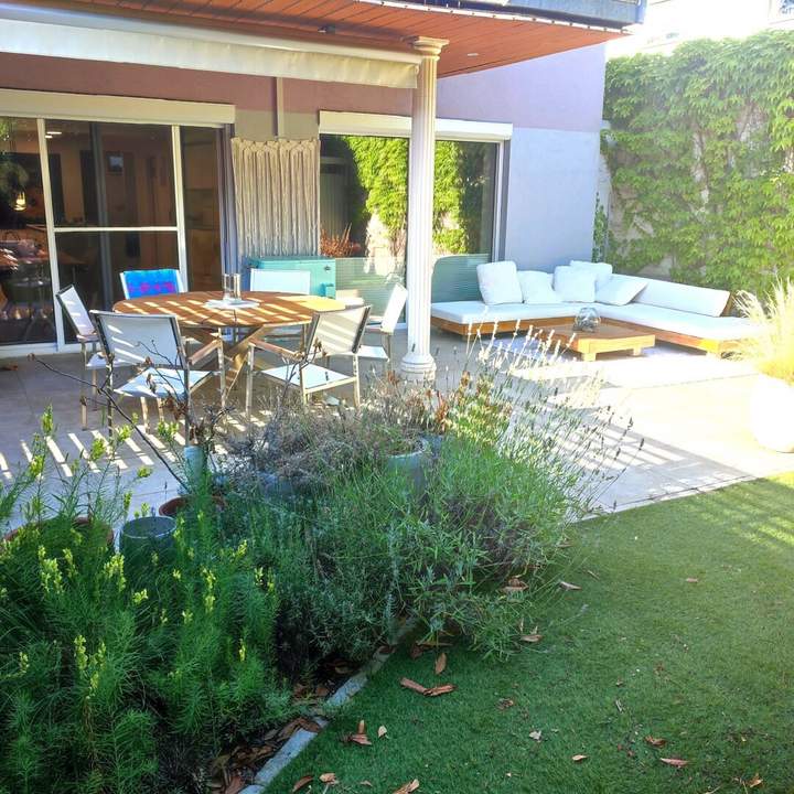 Exquisites Wohnen mit großzügiger Sonnen-Terrasse und Schwimmbiotop