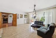 Imposante Landhausstil-Liegenschaft eingebettet in einem idyllischen Gartenparadies mit Schwimmteich und Grünbestand