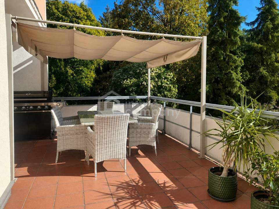 MITTEN IN BRUCK. TERRASSE IM GRÜNEN.