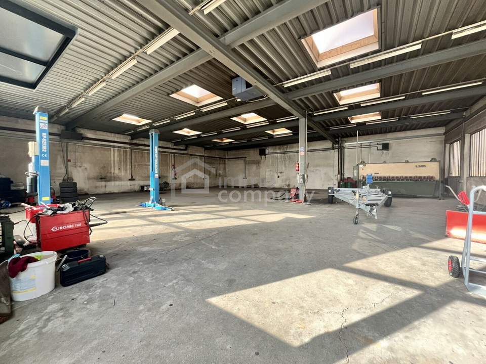SOLIDE BASIS FÜR GROSSE PLÄNE - Grosse Halle / Werkstatt - Parkplätze - Wohnmöglichkeit
