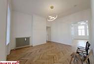 Stuck, Kachelofen, Flügeltüren: Altbauliebe mit Klopfbalkon