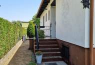 LIEBEVOLLER BUNGALOW MIT GEPFLEGTEM GARTEN IN TRAUMHAFTER RUHELAGE